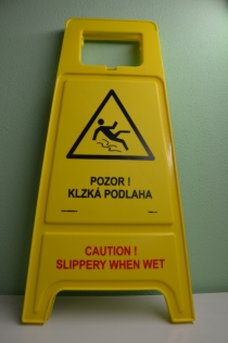 POZOR KLZKÁ PODLAHA Slovenský/Anglický p...