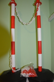 Plastový stlpik červeno biely zo základňou